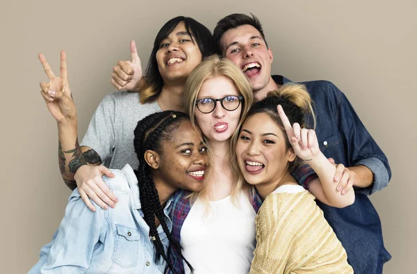 Studenten samen knuffelen — Stockfoto