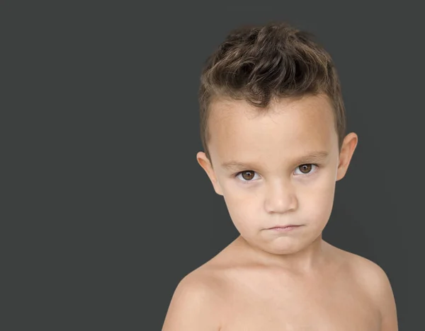 Незадоволення хлопчик з голими грудьми — стокове фото