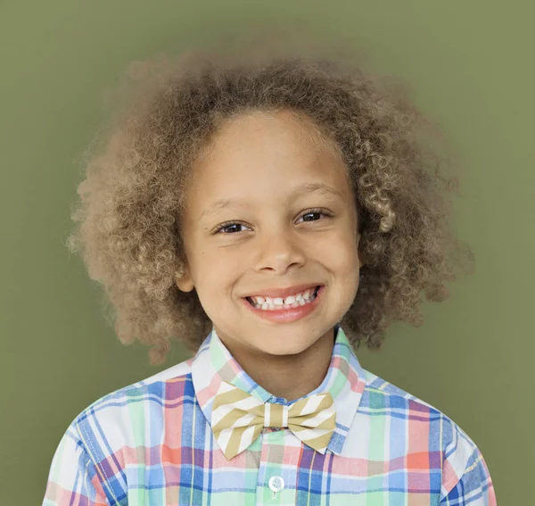 Mały chłopiec z fryzura afro — Zdjęcie stockowe