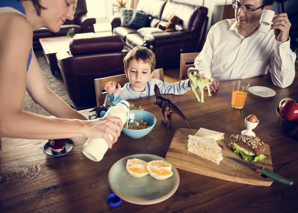 Madre con botella de leche —  Fotos de Stock