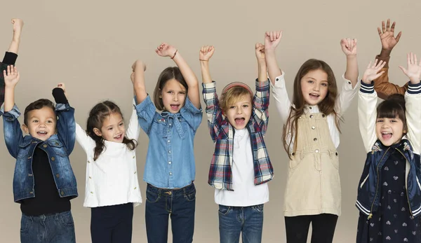 Crianças segurando braços levantados — Fotografia de Stock