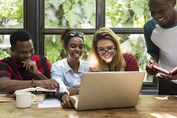 Multietniskt studenter brainstorming — Stockfoto