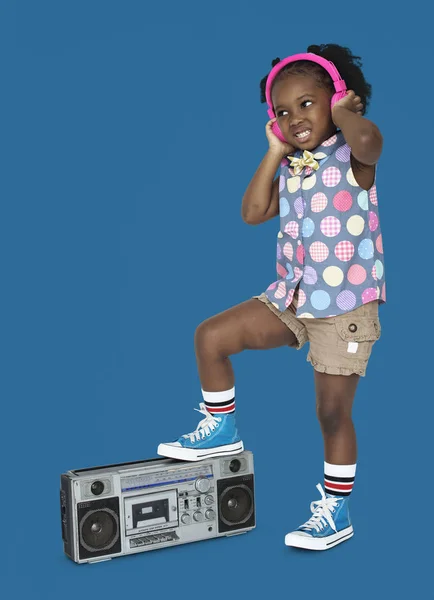 Africana chica escuchando música en auriculares —  Fotos de Stock