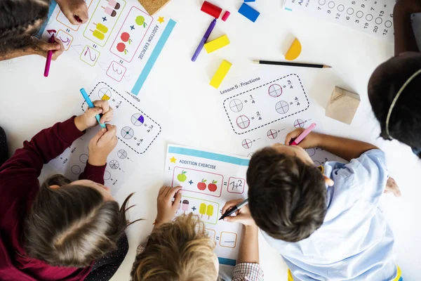 Niños estudiando juntos —  Fotos de Stock