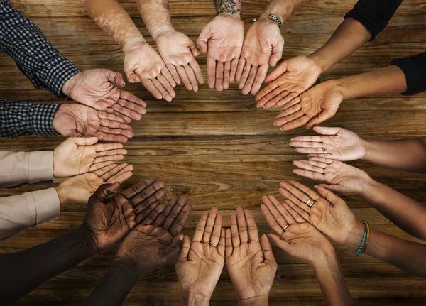 Grupo de manos humanas reunidas — Foto de Stock