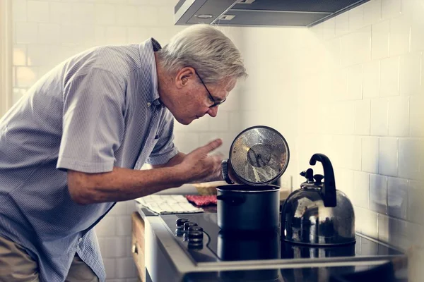 Senior Man Cooking — Stock Photo, Image