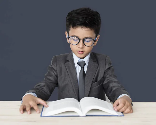 Jongen lezen boek — Stockfoto