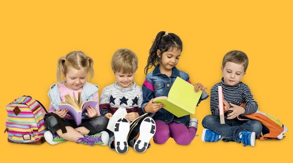 Kleuters met boeken en rugzakken — Stockfoto