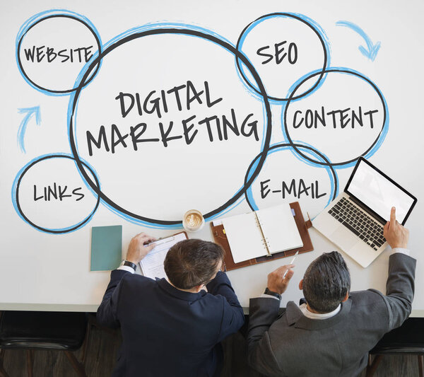 два бизнесмена за столом с ноутбуком
