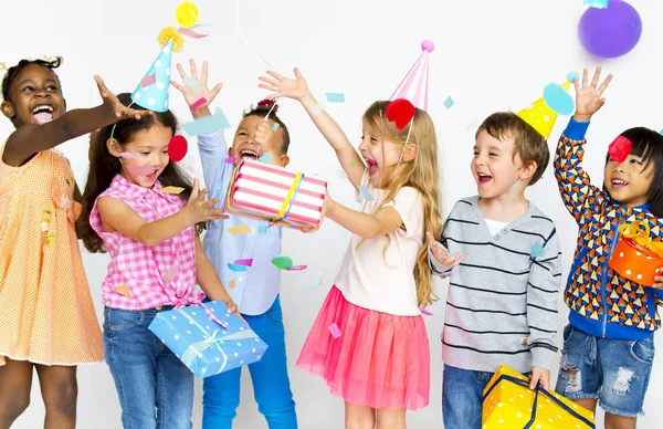 Niños en fiesta de cumpleaños — Foto de Stock