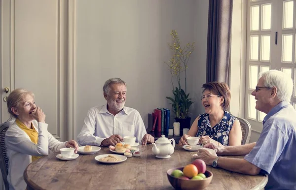 Personas mayores tomando un descanso para el té —  Fotos de Stock