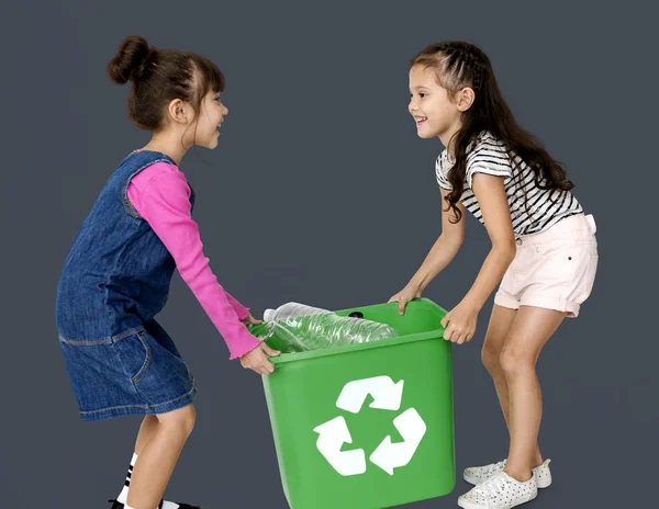 Dwie dziewczyny przewożących recyklingu bin — Zdjęcie stockowe