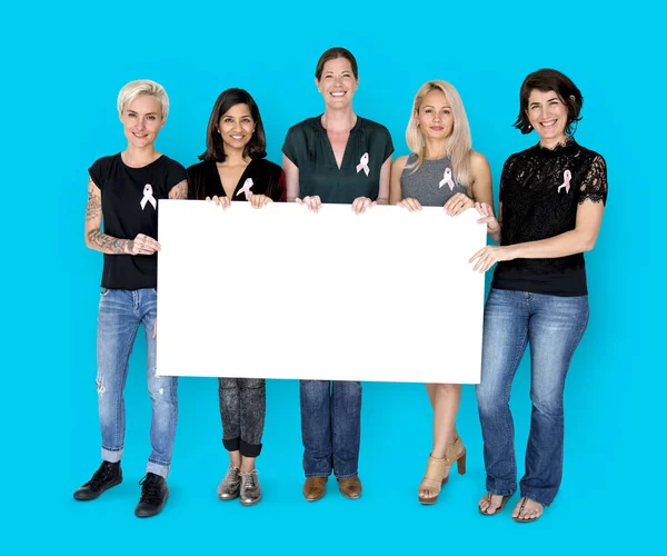 Mujeres sosteniendo banner en blanco — Foto de Stock