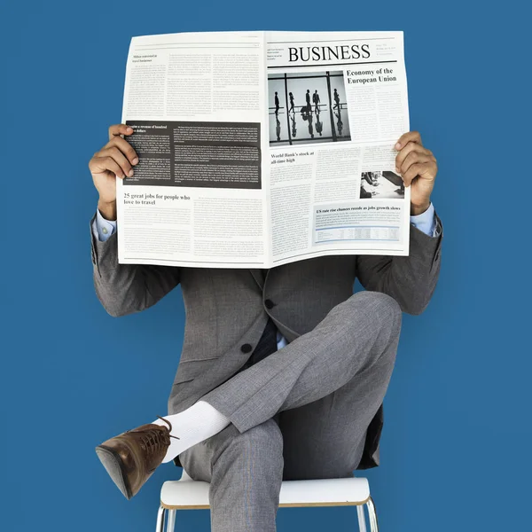 Homem de negócios lendo jornal — Fotografia de Stock