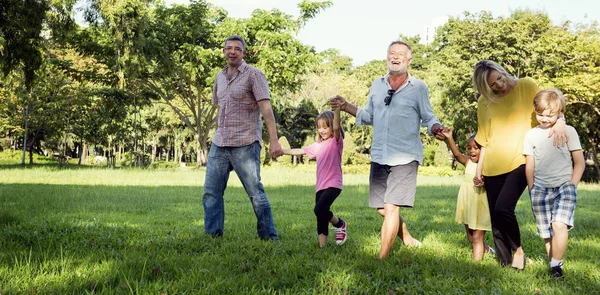 Familj att ha kul i parken — Stockfoto