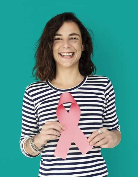 Mulher segurando fita rosa — Fotografia de Stock