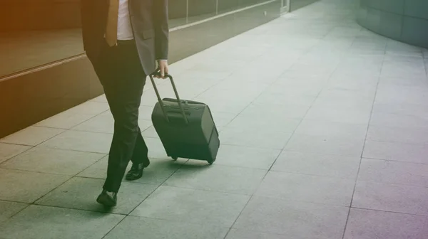 Businessman with luggage on way to travel — Stock Photo, Image