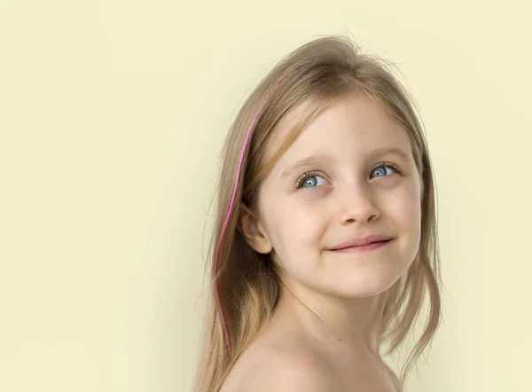 Menina sorridente com peito nu — Fotografia de Stock