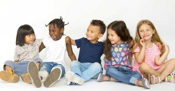 Niños jugando juntos —  Fotos de Stock