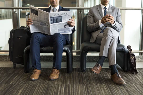 Zakenmannen krant lezen — Stockfoto