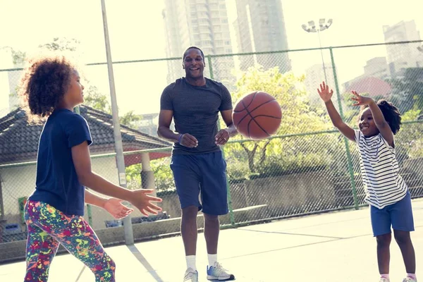 Basketbol oynarken aile