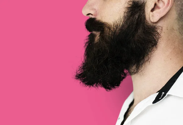 Молодой человек с усами и бородой — стоковое фото