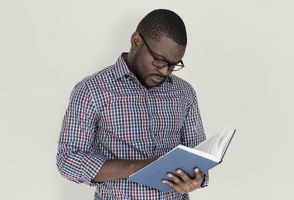 Чорний етнічний чоловік читає книгу — стокове фото