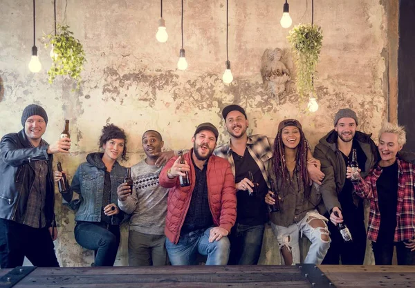 Diverse mensen genieten van bier — Stockfoto