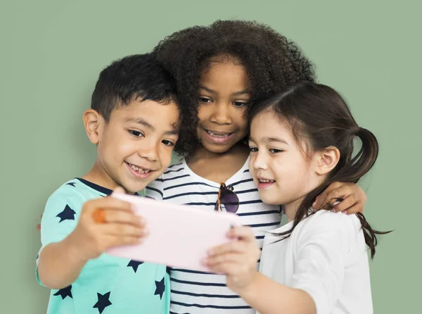 Niños posando para selfie —  Fotos de Stock