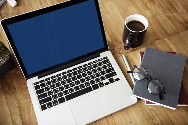 Geopende laptopcomputer op werkplek tafel — Stockfoto