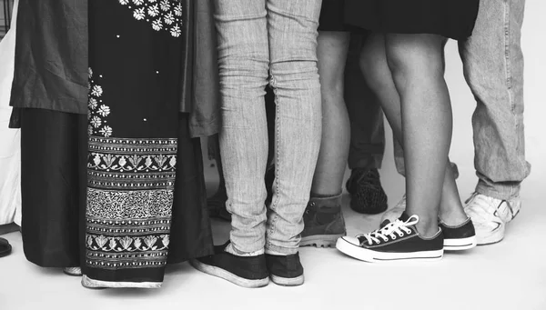 Grupo de pessoas em pé — Fotografia de Stock