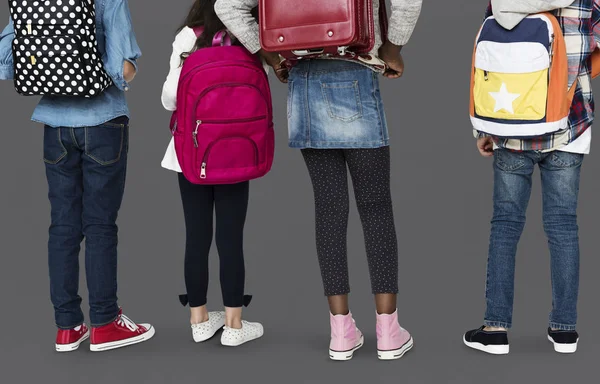 Crianças em idade escolar usando mochilas — Fotografia de Stock