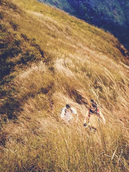 Paar Beim Wandern Auf Dem Berg Originelle Fotosets — Stockfoto