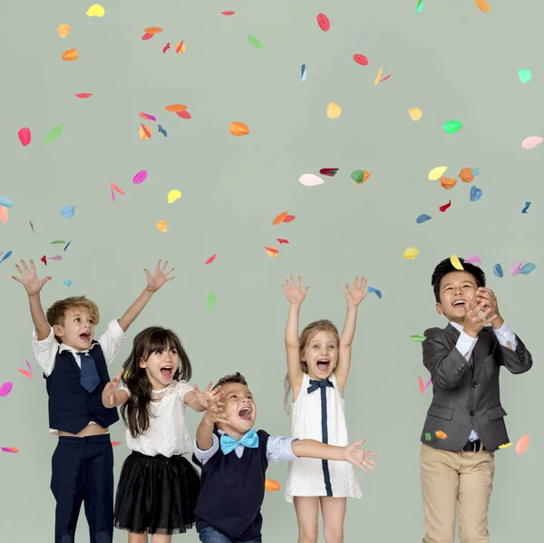 Niños celebrando con confeti — Foto de Stock