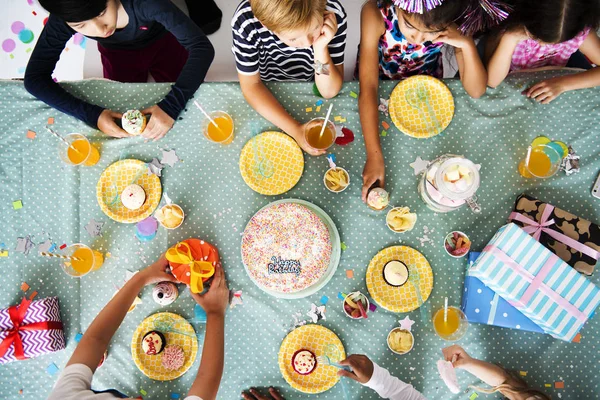 Bambini che festeggiano festa — Foto Stock