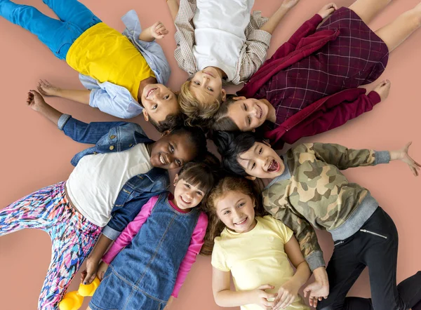 Enfants couchés ensemble sur le sol — Photo