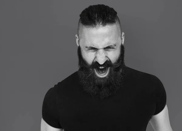 Бородатый молодой человек кричит — стоковое фото