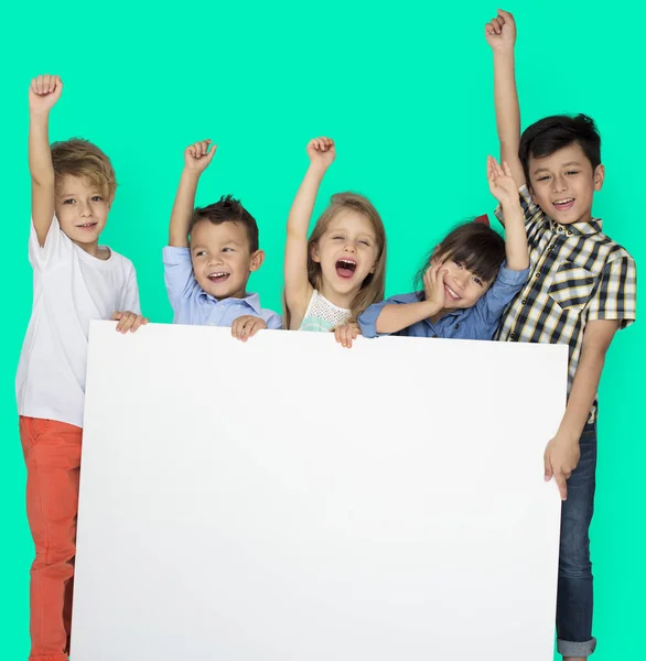 Bambini che mostrano Copyspace Board — Foto Stock