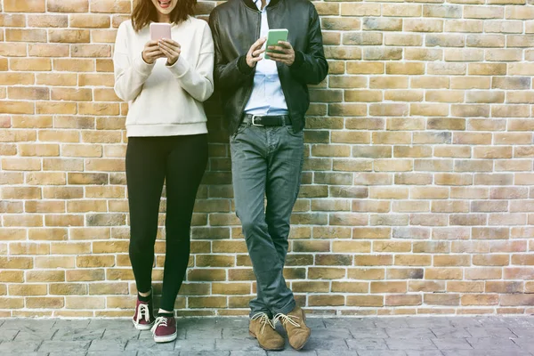 Couple using smartphones — Stock Photo, Image