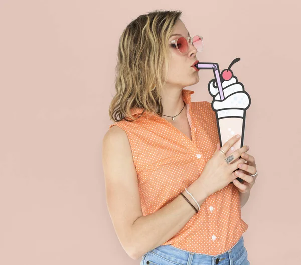 Mujer comiendo helado de papel — Foto de Stock