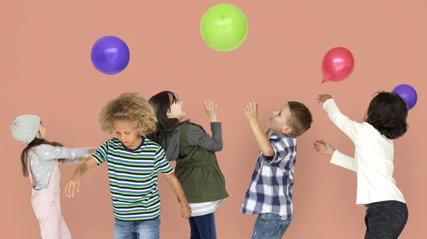 Bambini che giocano con i palloncini — Foto Stock