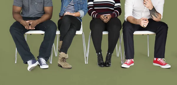 Mensen aanbrengen op stoelen in studio — Stockfoto