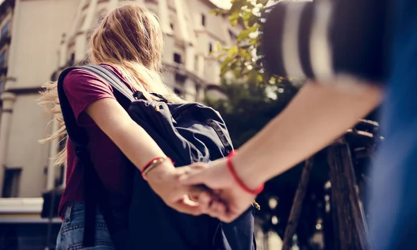 Donna che tiene per mano fidanzati — Foto Stock