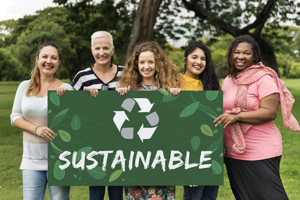 Vijf glimlachende vrouwen houden van de banner — Stockfoto