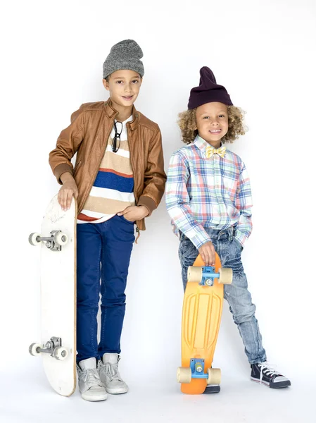 Pojkar poserar med skateboards — Stockfoto