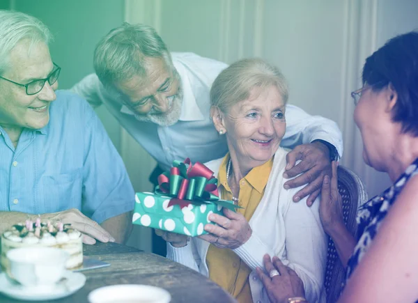 Personas mayores celebran cumpleaños — Foto de Stock