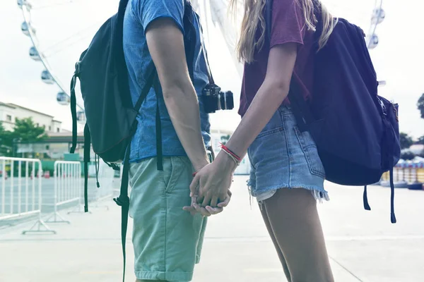 Traveling couple holding hands — Stock Photo, Image