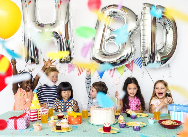 Bambini sulla festa di compleanno — Foto Stock