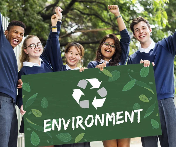 Estudantes segurando banner — Fotografia de Stock