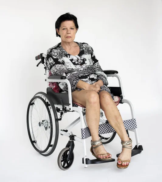 휠체어에 앉아 장애인된 고위 여자 — 스톡 사진